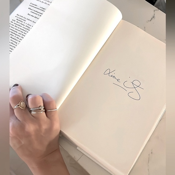 Signed Big Little Lies book by Liane Moriarty best seller book - Picture 2 of 3